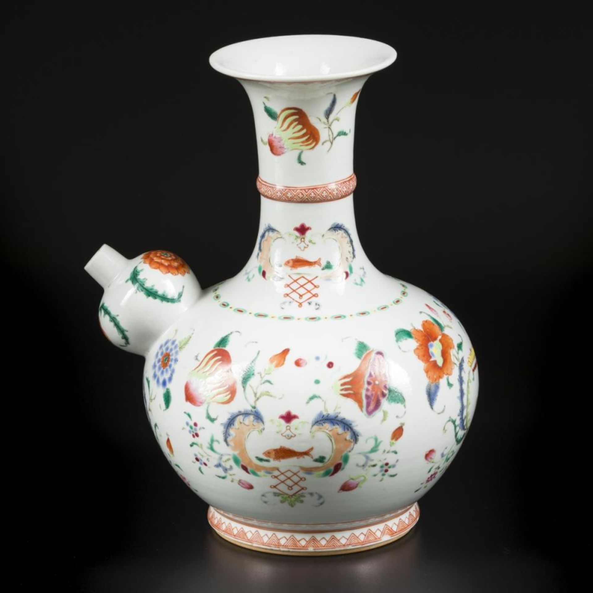 A porcelain famille rose kendi. China, 18th century. - Bild 2 aus 7