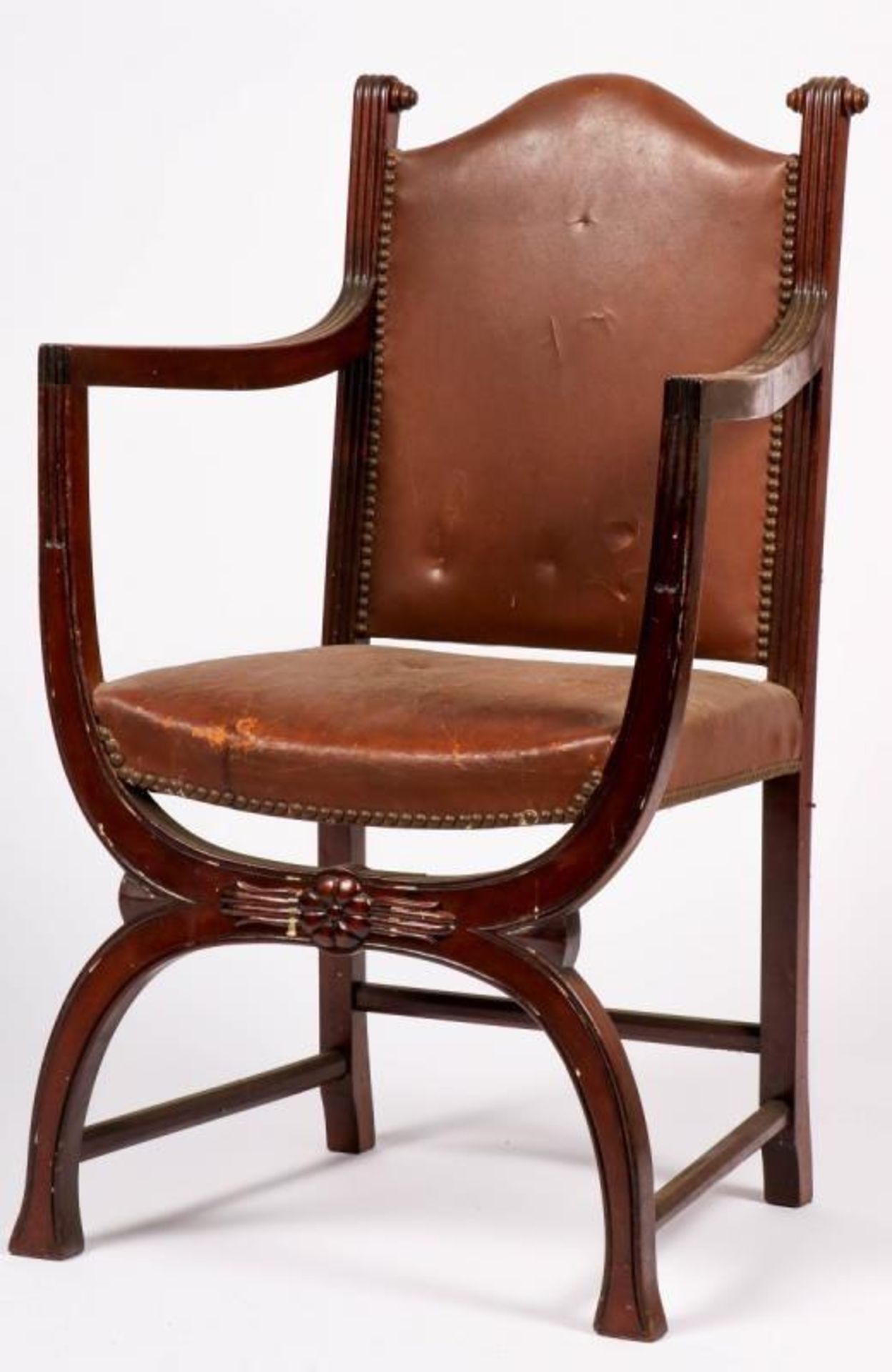 A nutwood Dagobert-style armchair, 20e eeuw.