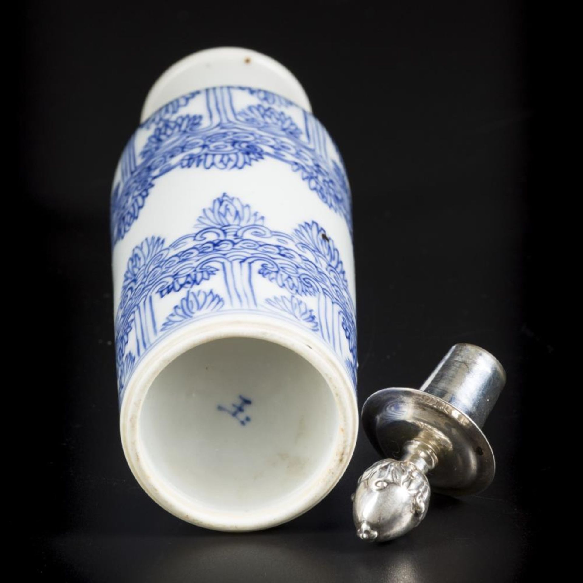A porcelain tea pot with silver rim and stopper, marked Yu (jade). China, Kangxi. - Image 7 of 8