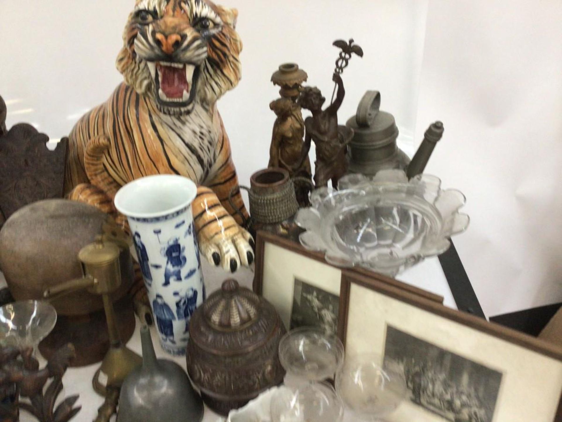 A large lot consisting of a glazed tiger (with damage), gourd vases, etchings, pewter and stonework. - Bild 4 aus 16