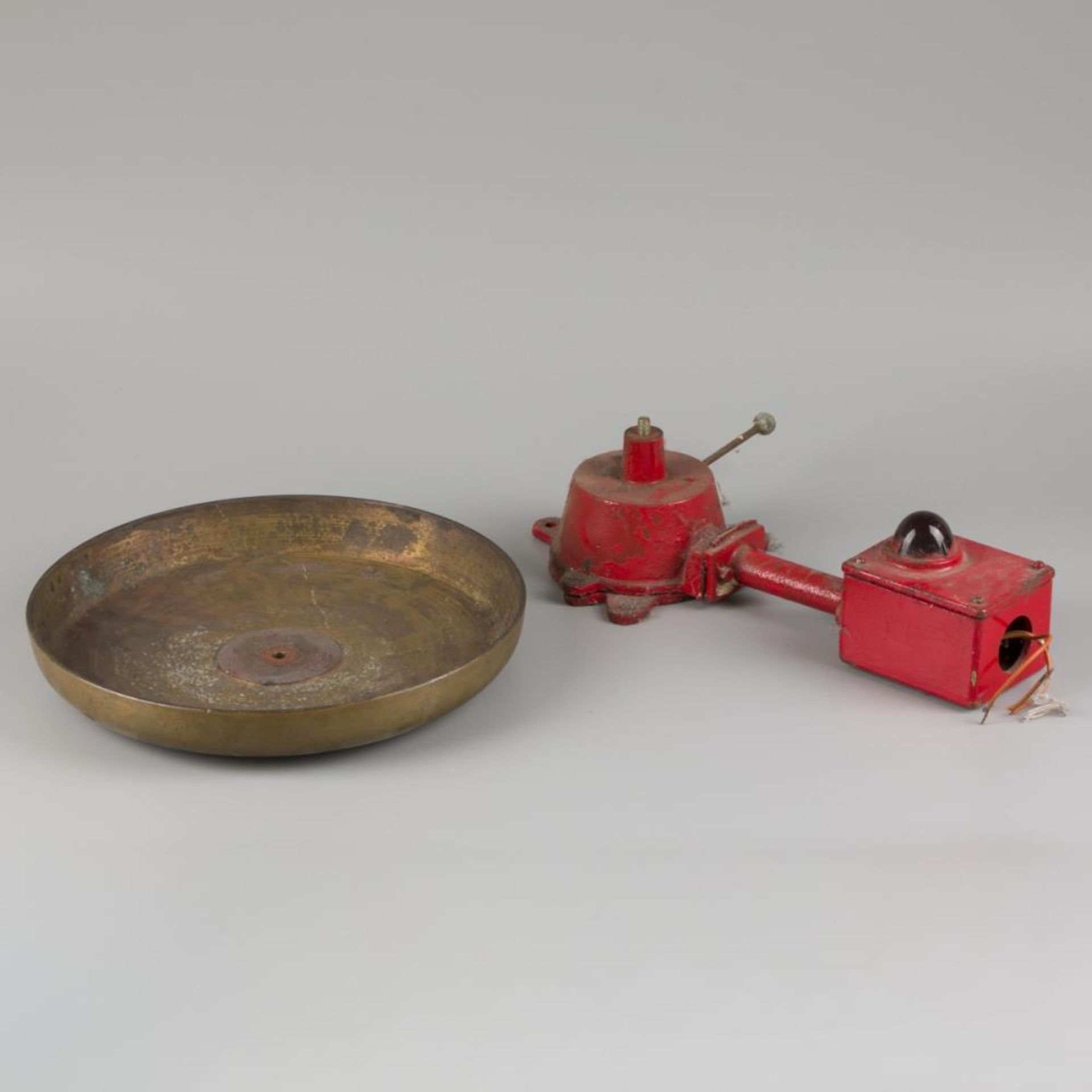 An cast iron alarm bell fitted with a red light, 20th century. - Bild 2 aus 2