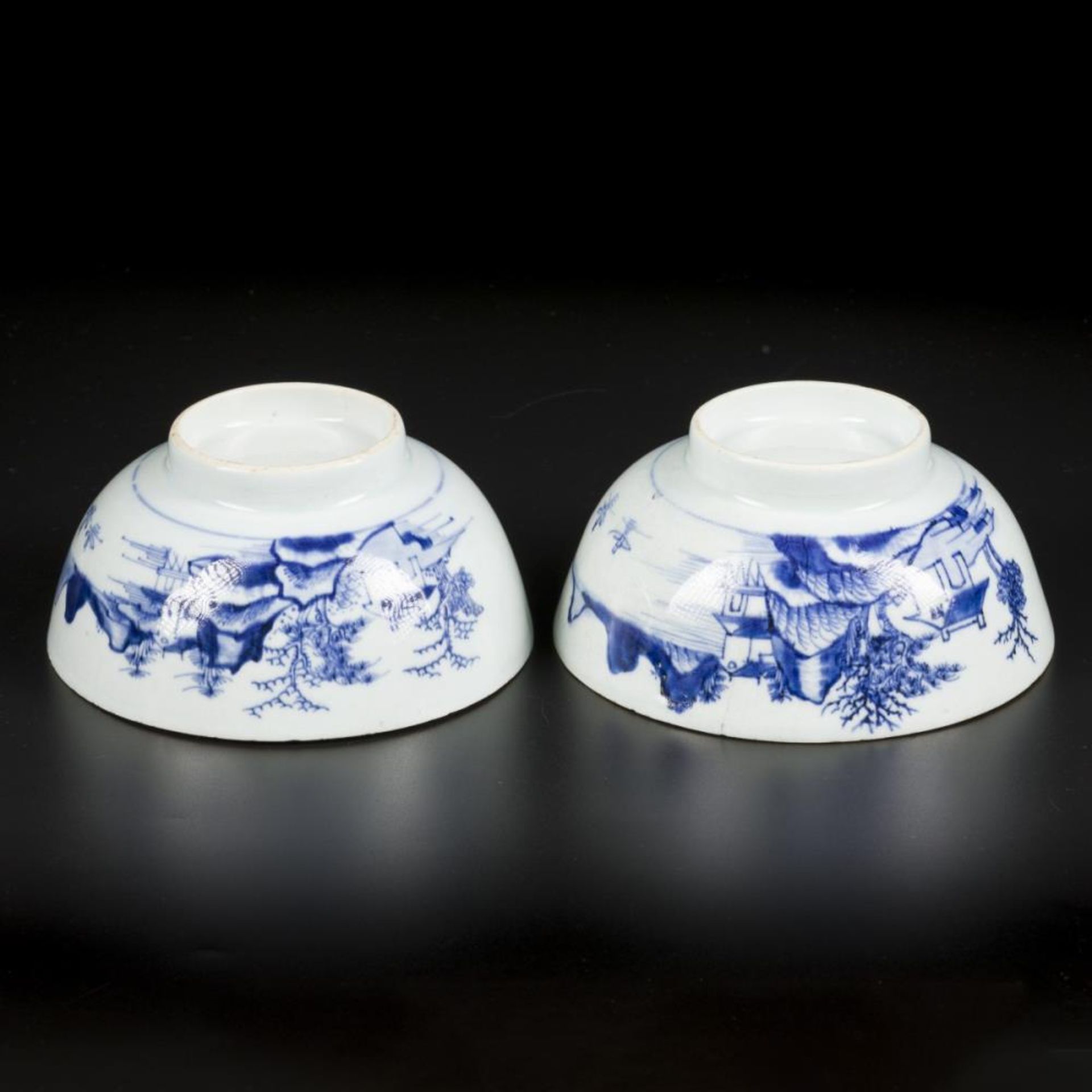 A set of (2) porcelain bowls with river landscape decor. China, Qianlong 18th century. - Bild 2 aus 4