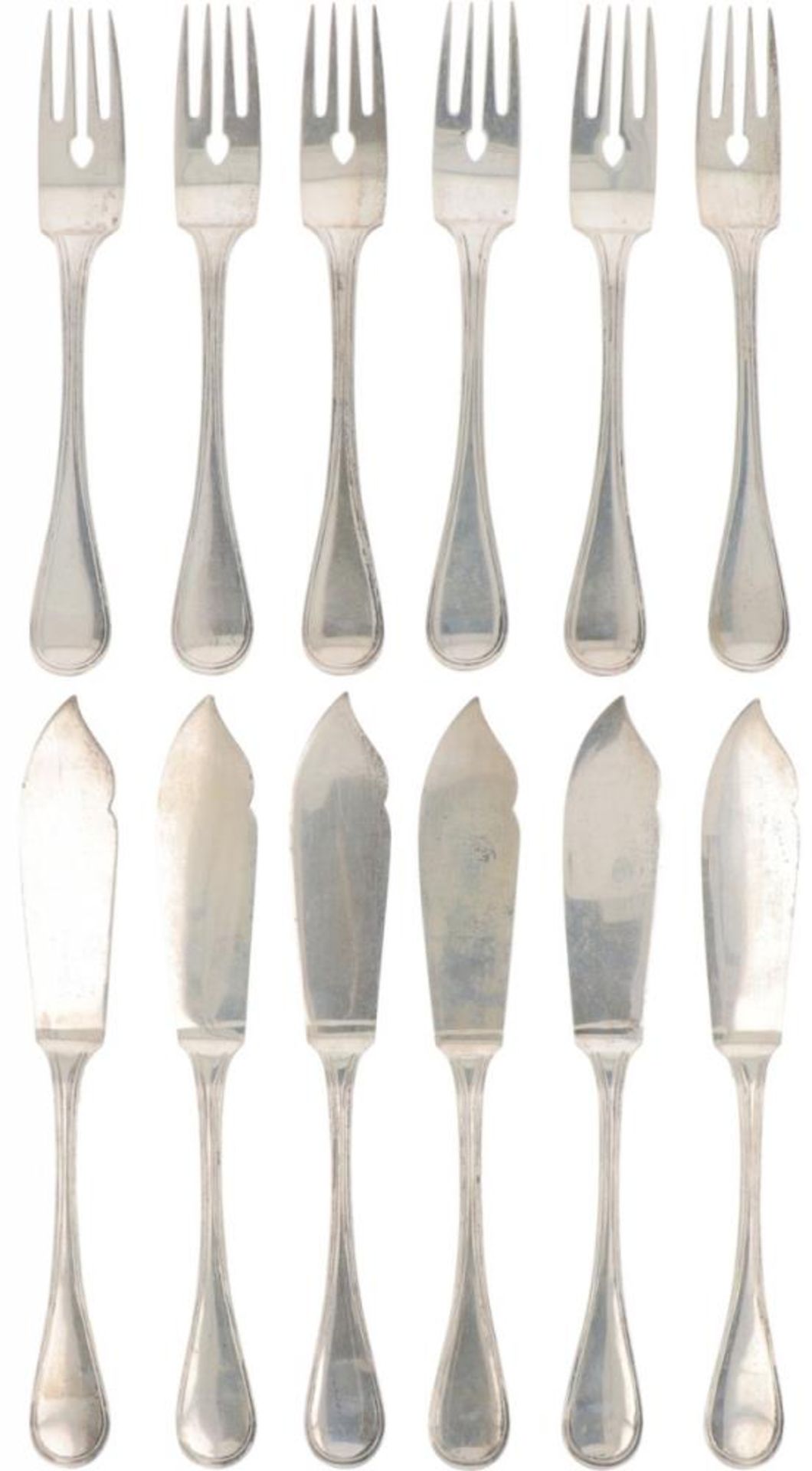 (12) piece set fish cutlery silver.