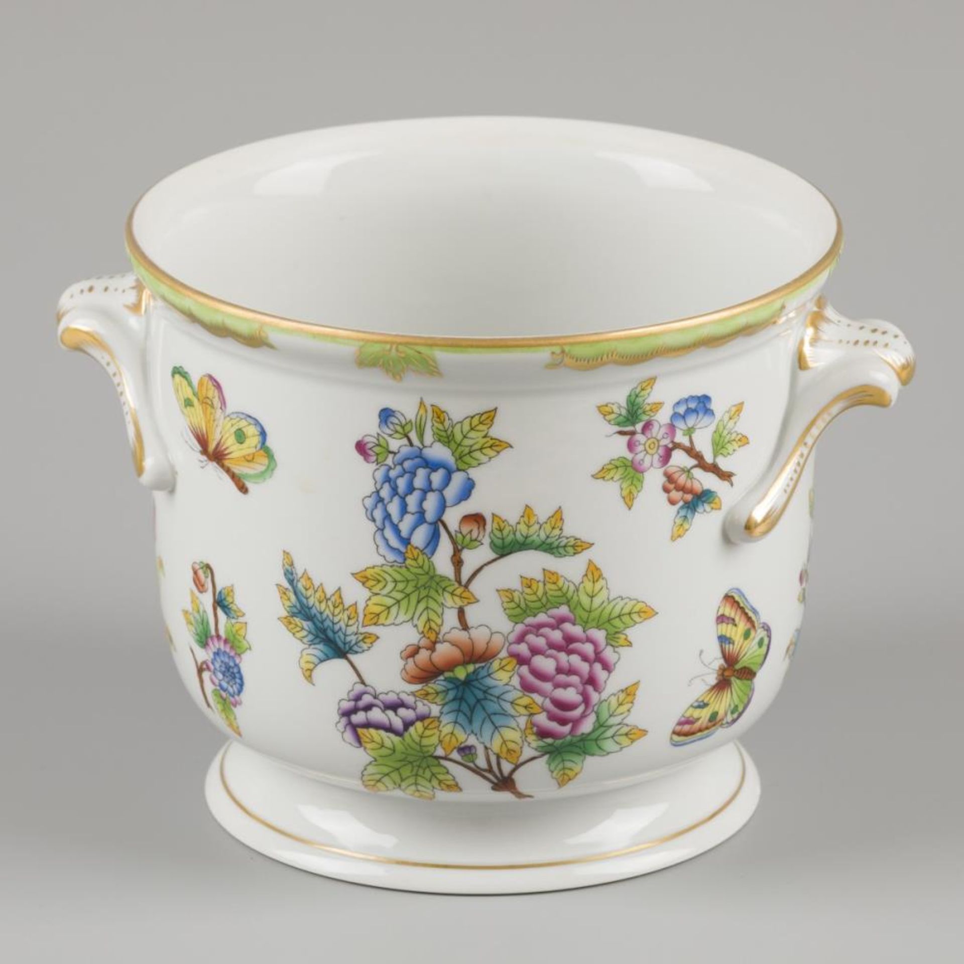 A porcelain cache-pot with Queen Victoria. Herend, late 20th century.