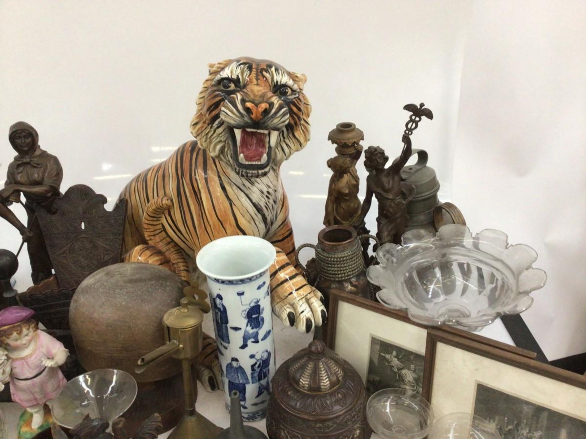 A large lot consisting of a glazed tiger (with damage), gourd vases, etchings, pewter and stonework. - Bild 3 aus 16