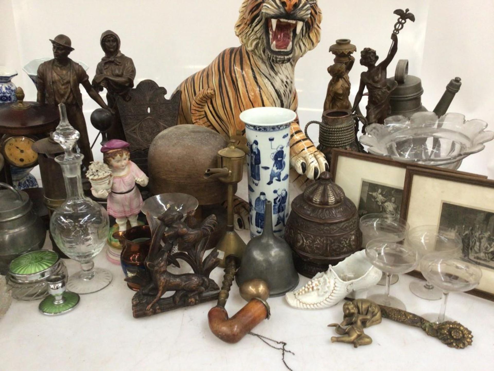 A large lot consisting of a glazed tiger (with damage), gourd vases, etchings, pewter and stonework. - Bild 8 aus 16