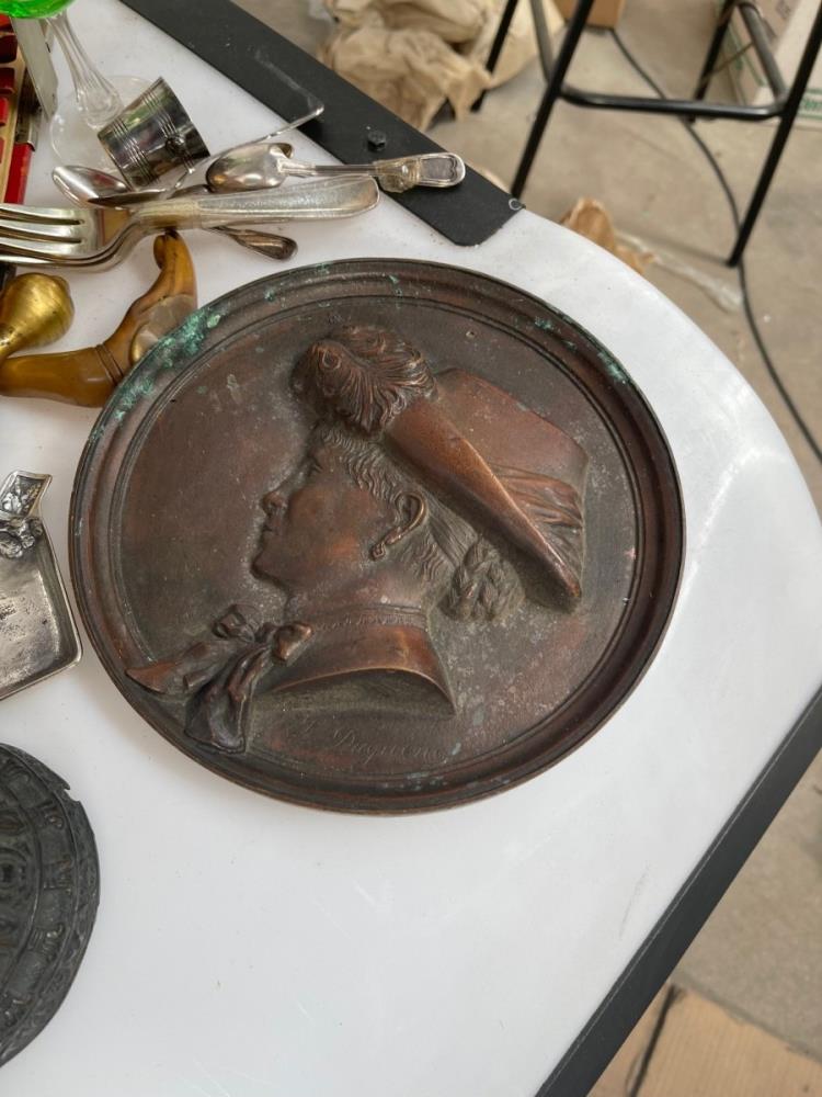 A large lot consisting of six earthenware swans, a carved frame, satsuma cups and saucers, a large W - Image 10 of 15