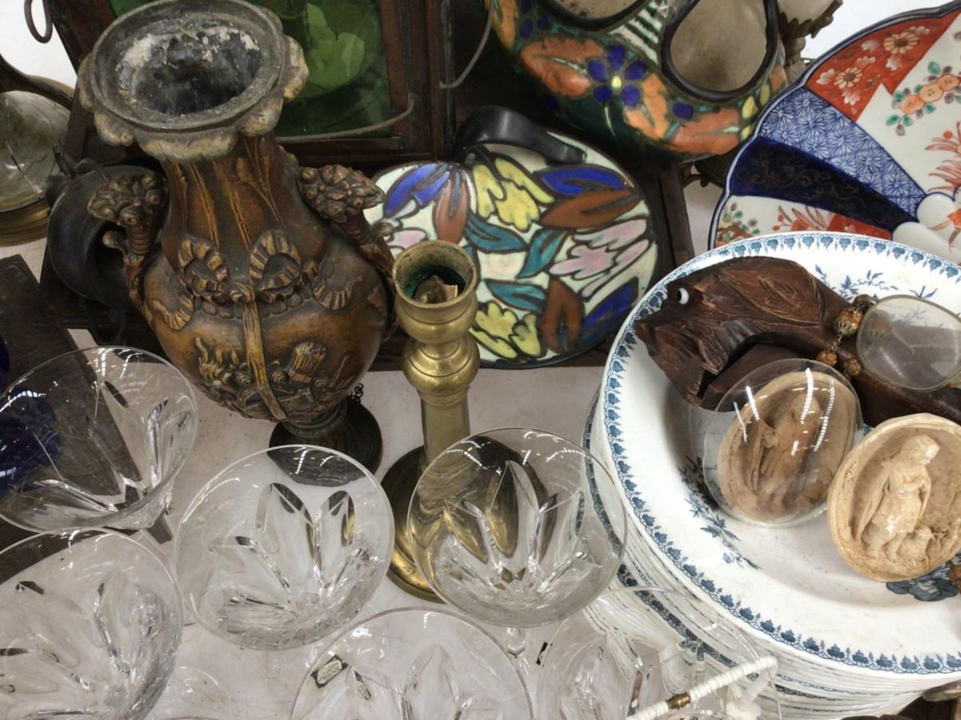 A lot with a cowbell, a ship's lantern, glass saucers, carafes, a few "Delft" tiles and glassware. - Bild 15 aus 16