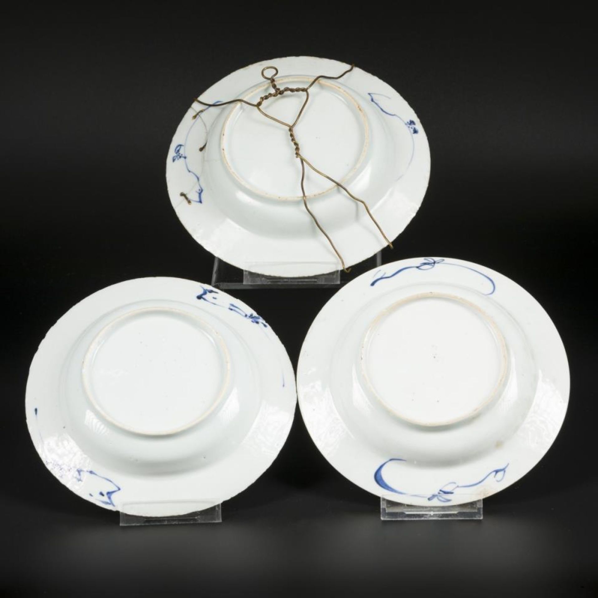 A lot of (3) porcelain cream dishes. China, qianlong 18th century. - Image 5 of 5