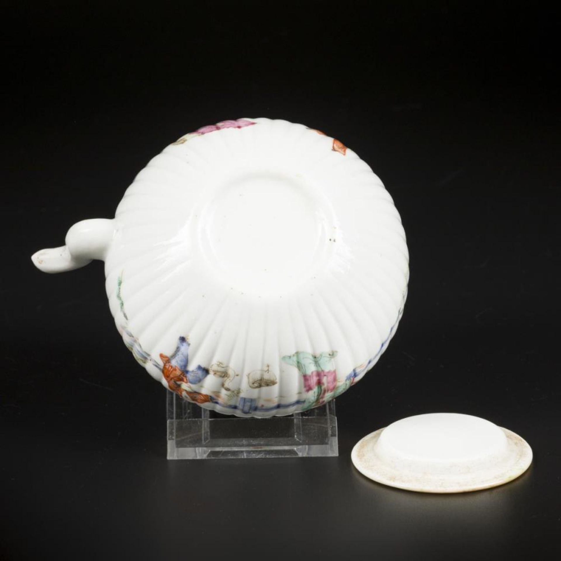 A porcelain famille rose teapot decorated with various figures. China, Republic period. - Bild 6 aus 6
