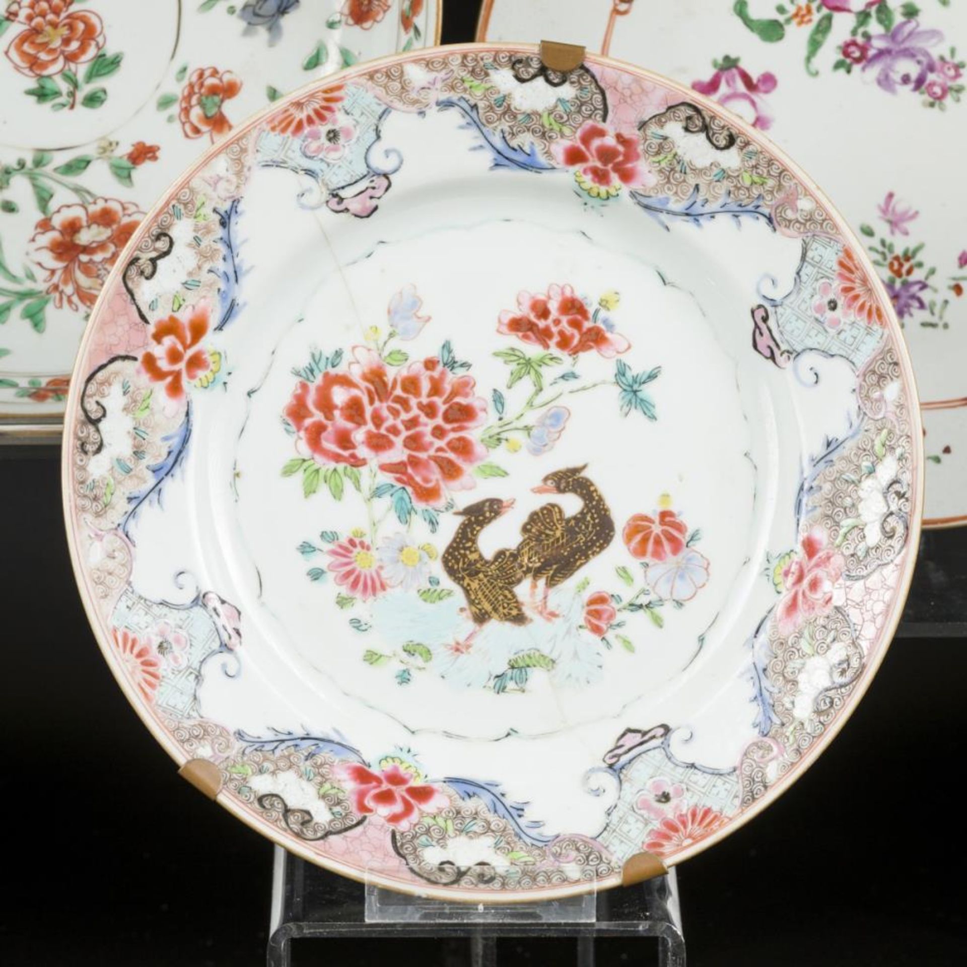 A lot of 5 different plates: 1x Famille Verte, 2x Famille Rose all Chinese 18th century and 2x Japan - Bild 4 aus 7