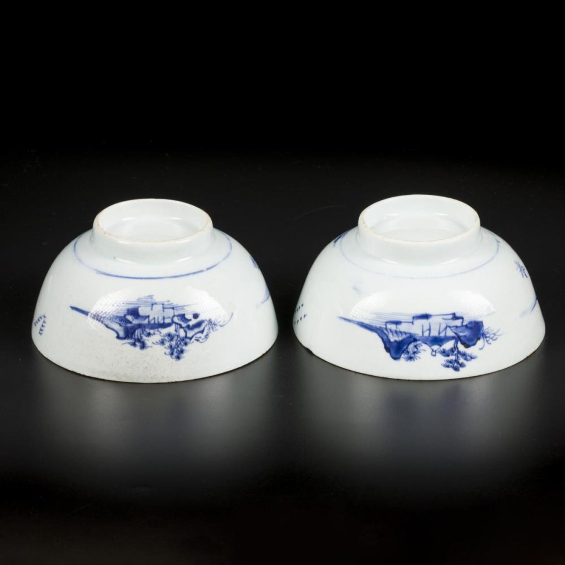 A set of (2) porcelain bowls with river landscape decor. China, Qianlong 18th century. - Bild 3 aus 4