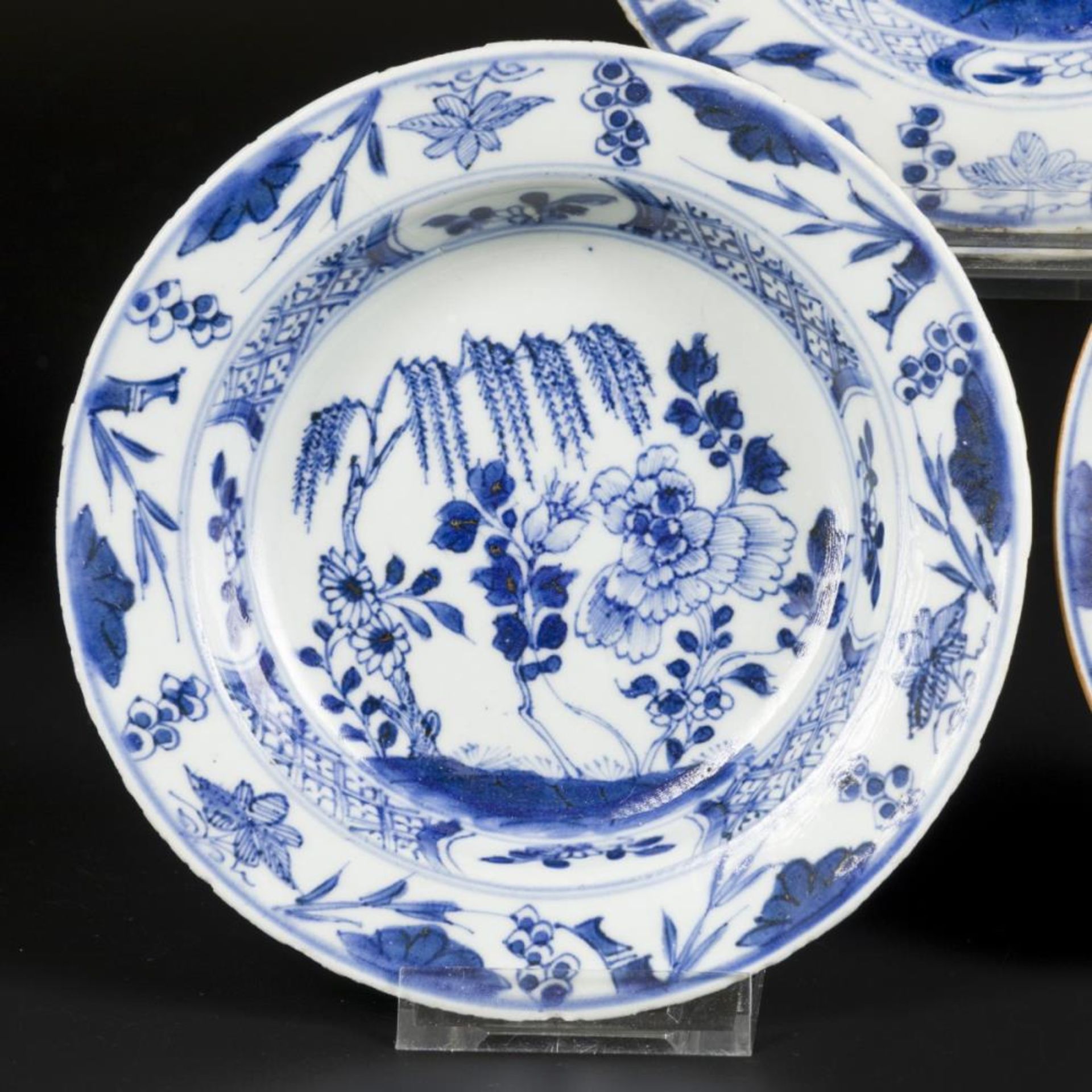 A lot of (3) porcelain cream dishes. China, qianlong 18th century. - Image 3 of 5