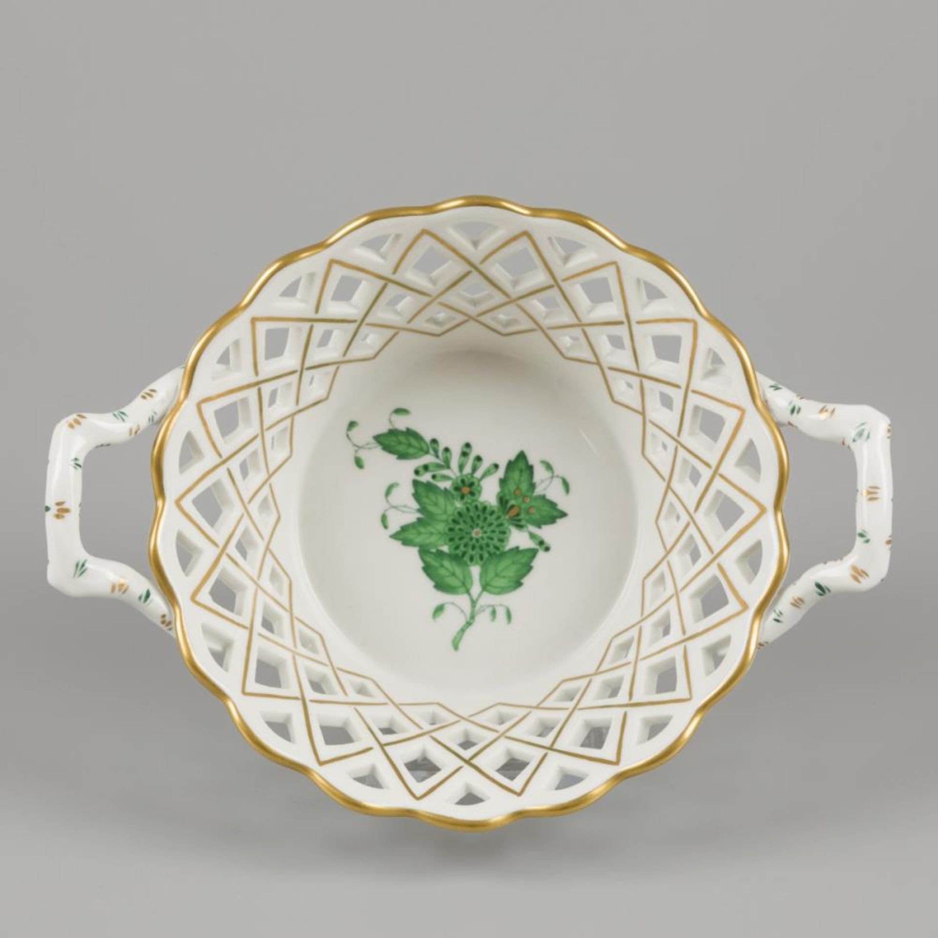 A porcelain openwork basket with apponyi green decor. Herend, late 20th century. - Bild 2 aus 3