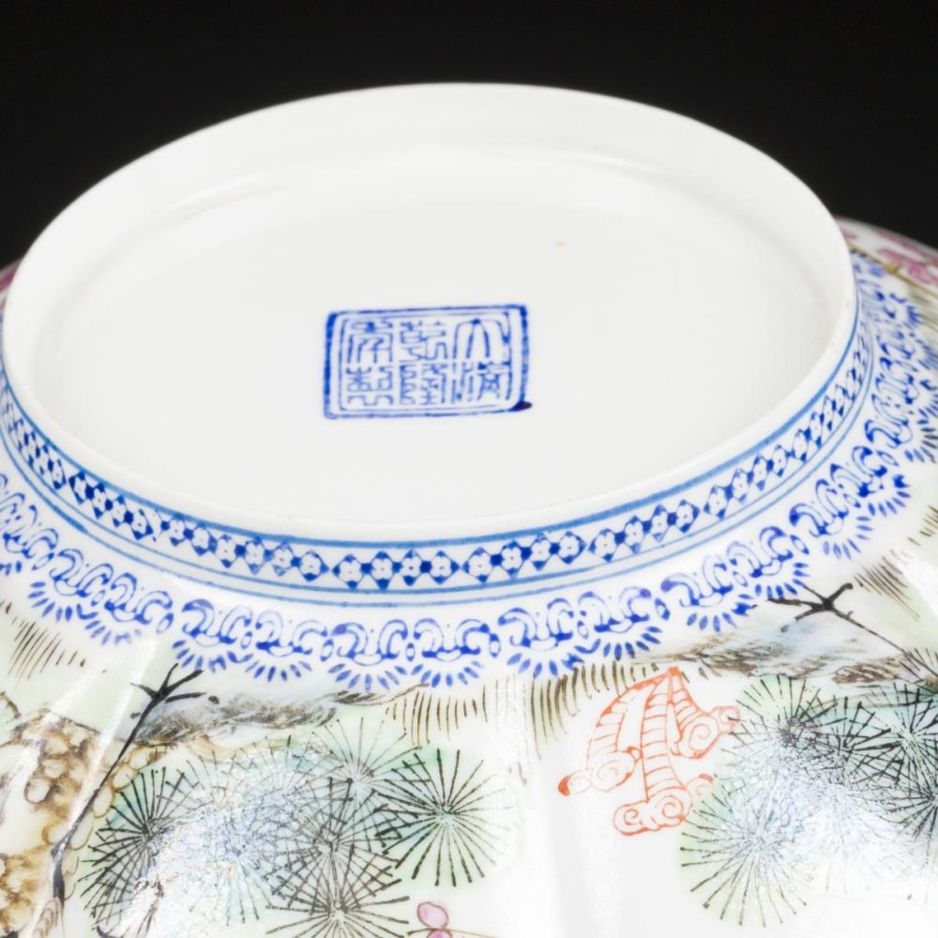 A porcelain eggshell lobed bowl with crane decoration 19th/20th century - Bild 4 aus 4