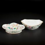 A lot of (2) porcelain bowls with floral decoration. China, late 19th century.