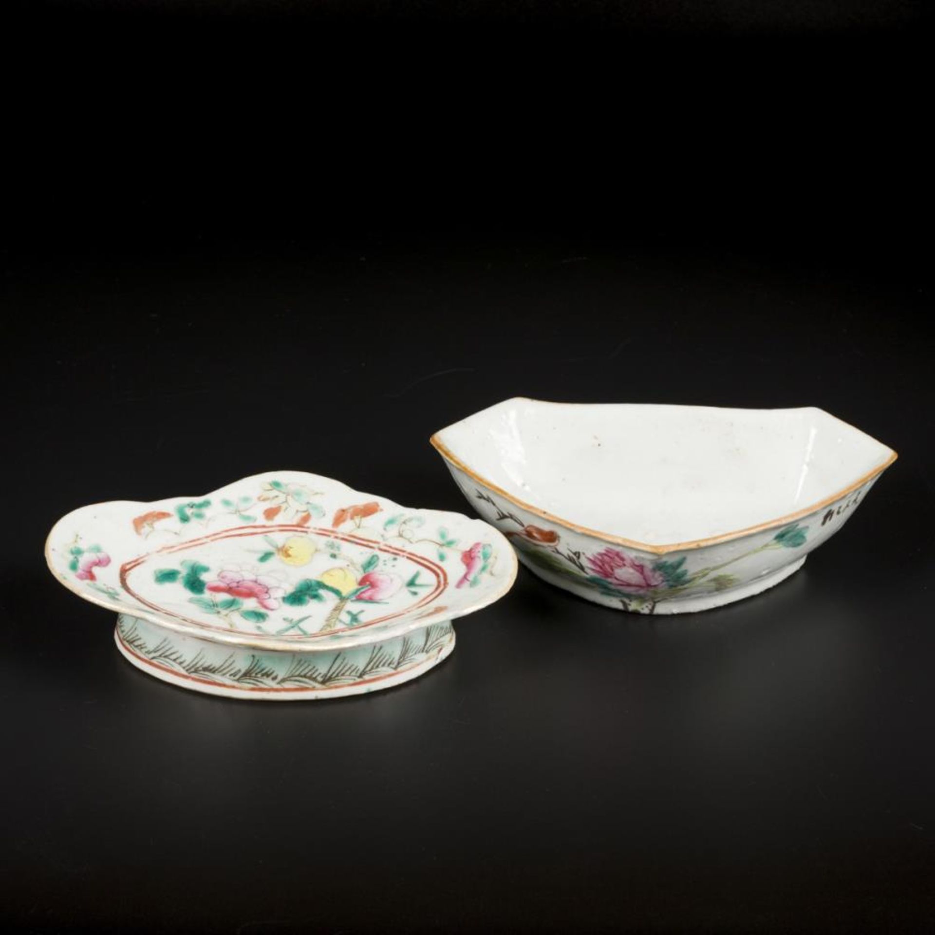 A lot of (2) porcelain bowls with floral decoration. China, late 19th century.