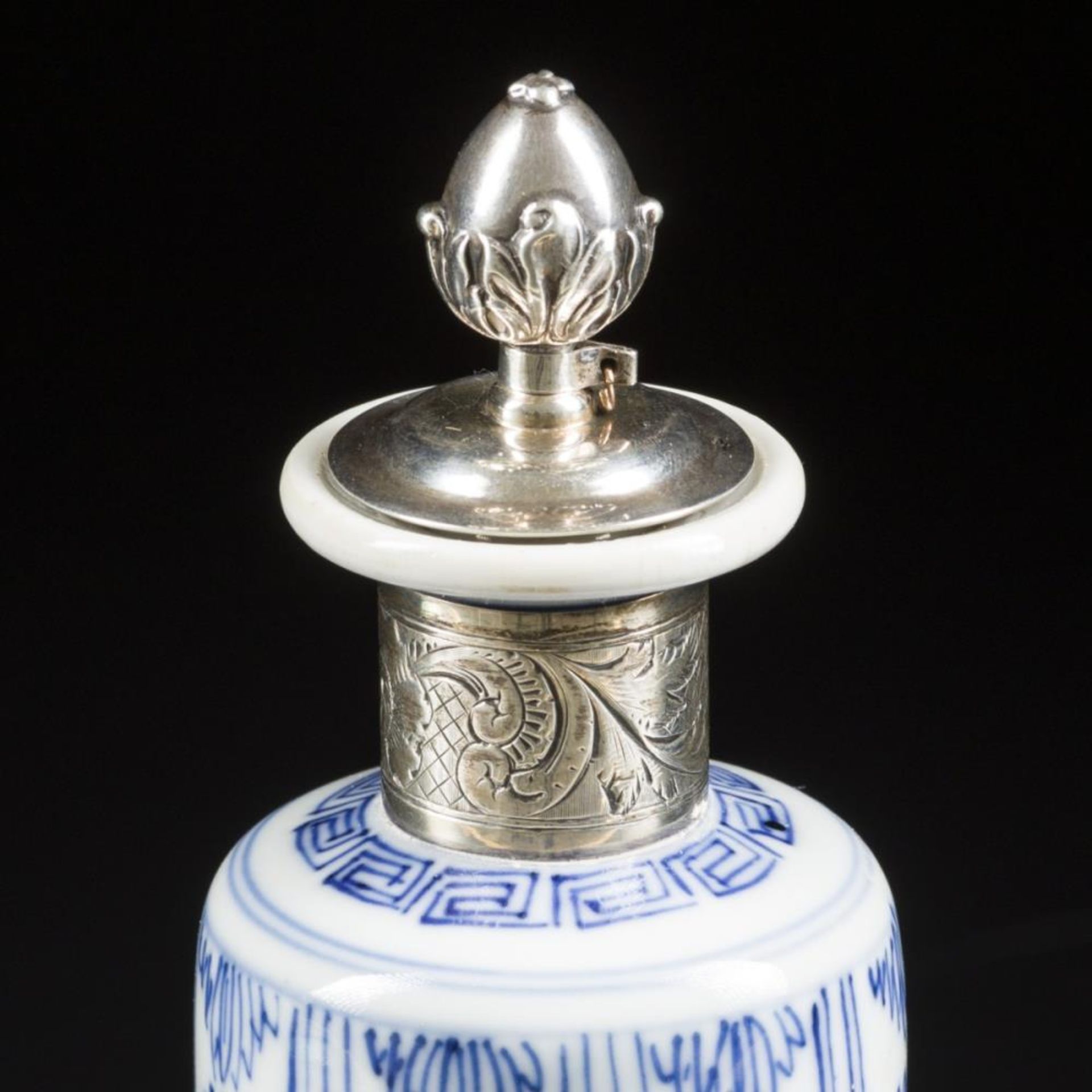 A porcelain tea pot with silver rim and stopper, marked Yu (jade). China, Kangxi. - Image 4 of 8