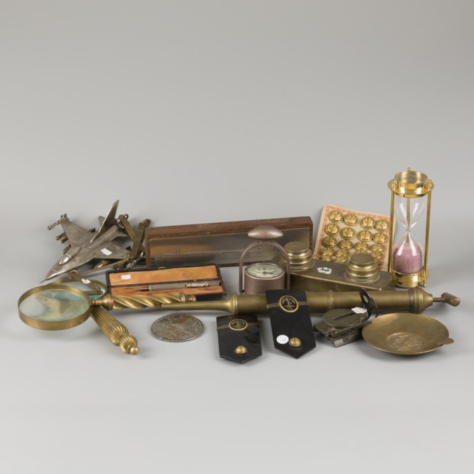 A lot comprising various items a.w. a miniature jet fighter (F16), 20th century.