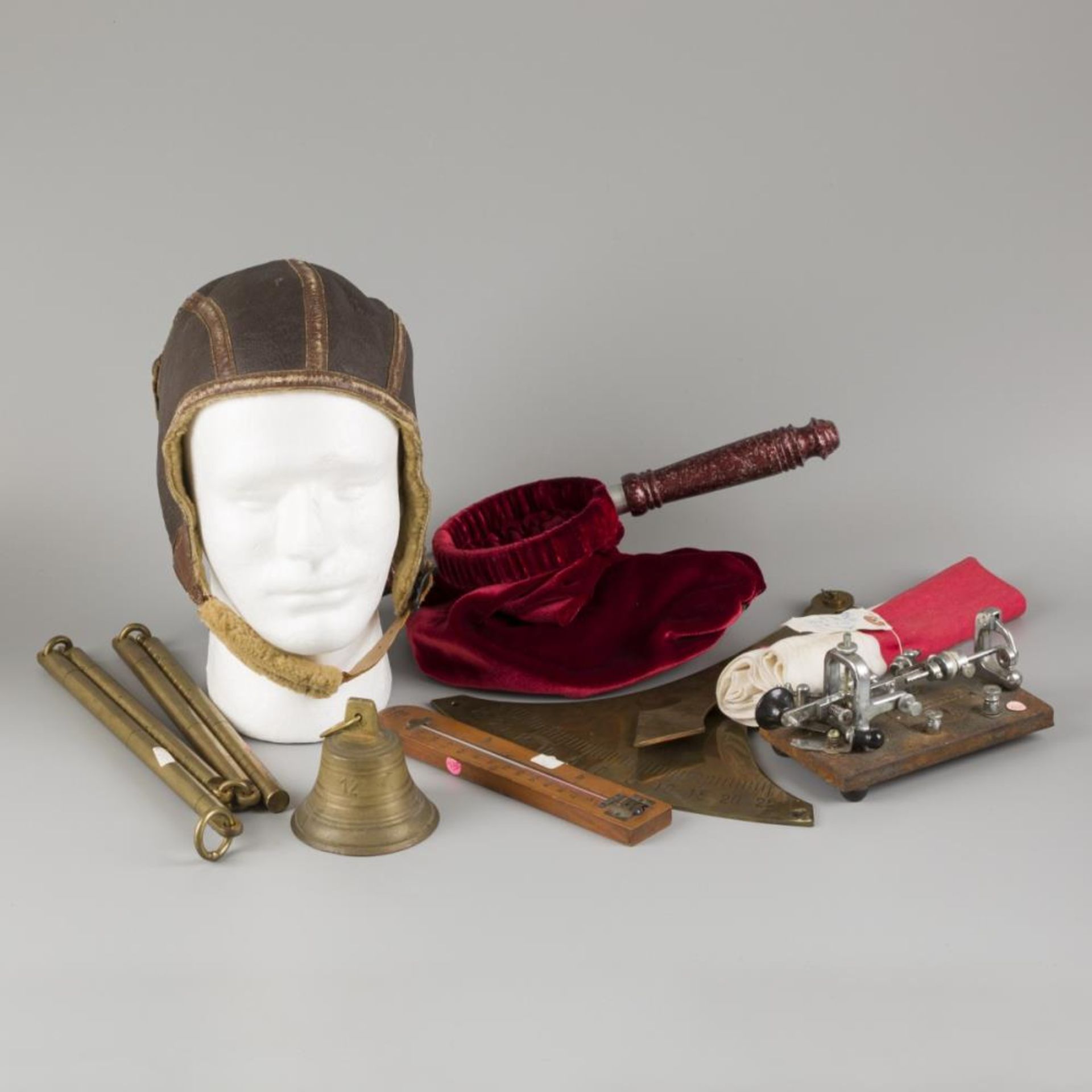 A lot comprising various items, a.w. a leather helmet (WWII, U.S.A.) together with a morse code devi