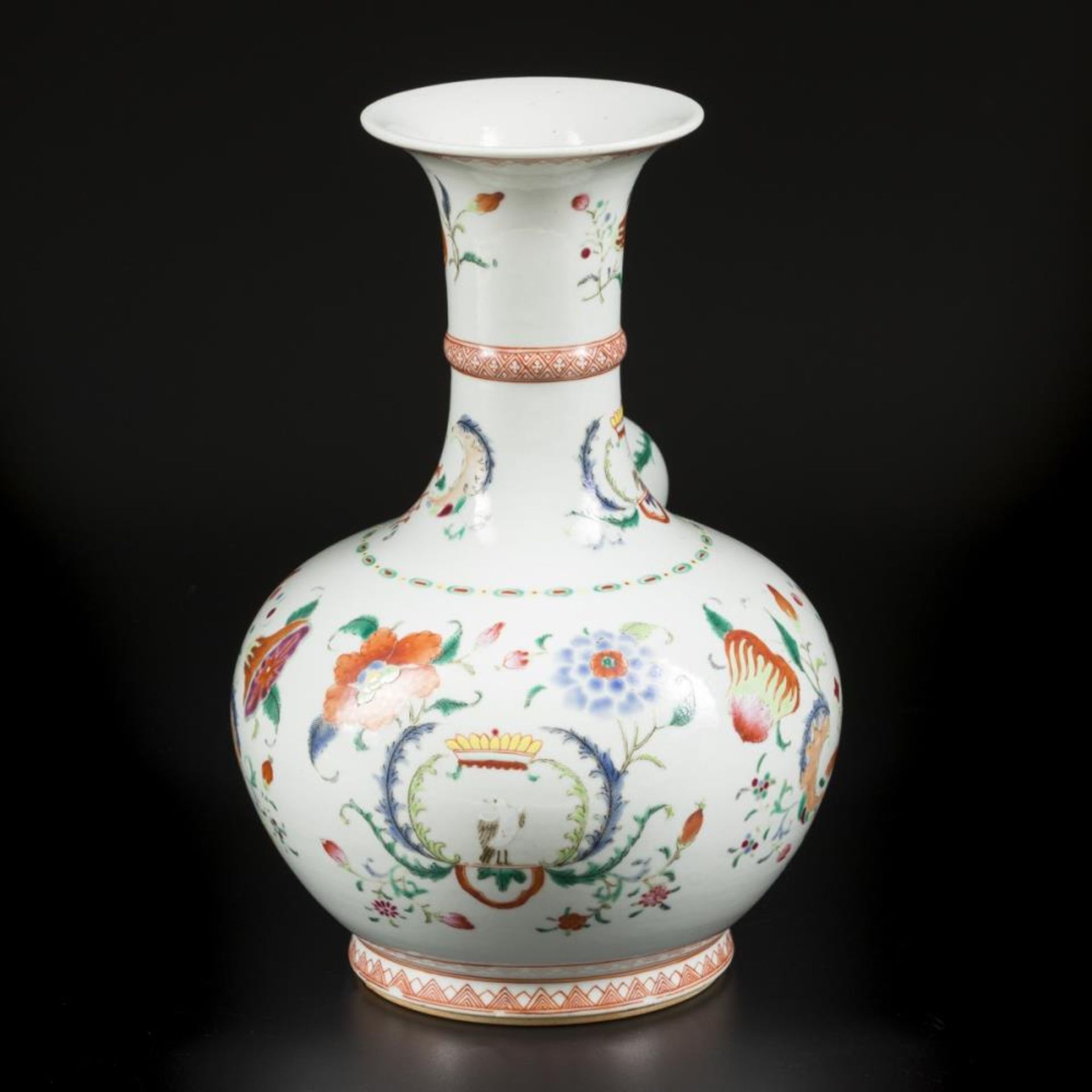 A porcelain famille rose kendi. China, 18th century. - Bild 4 aus 7