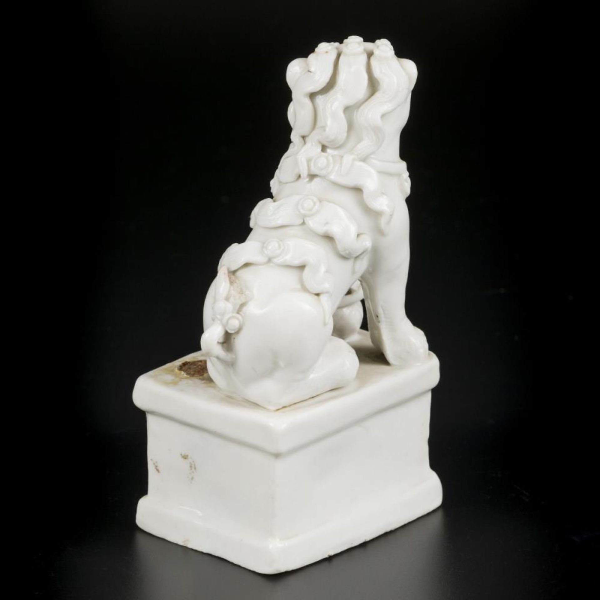 A porcelain Blanc de Chine sitting temple lion. China, 18th century. - Image 2 of 3