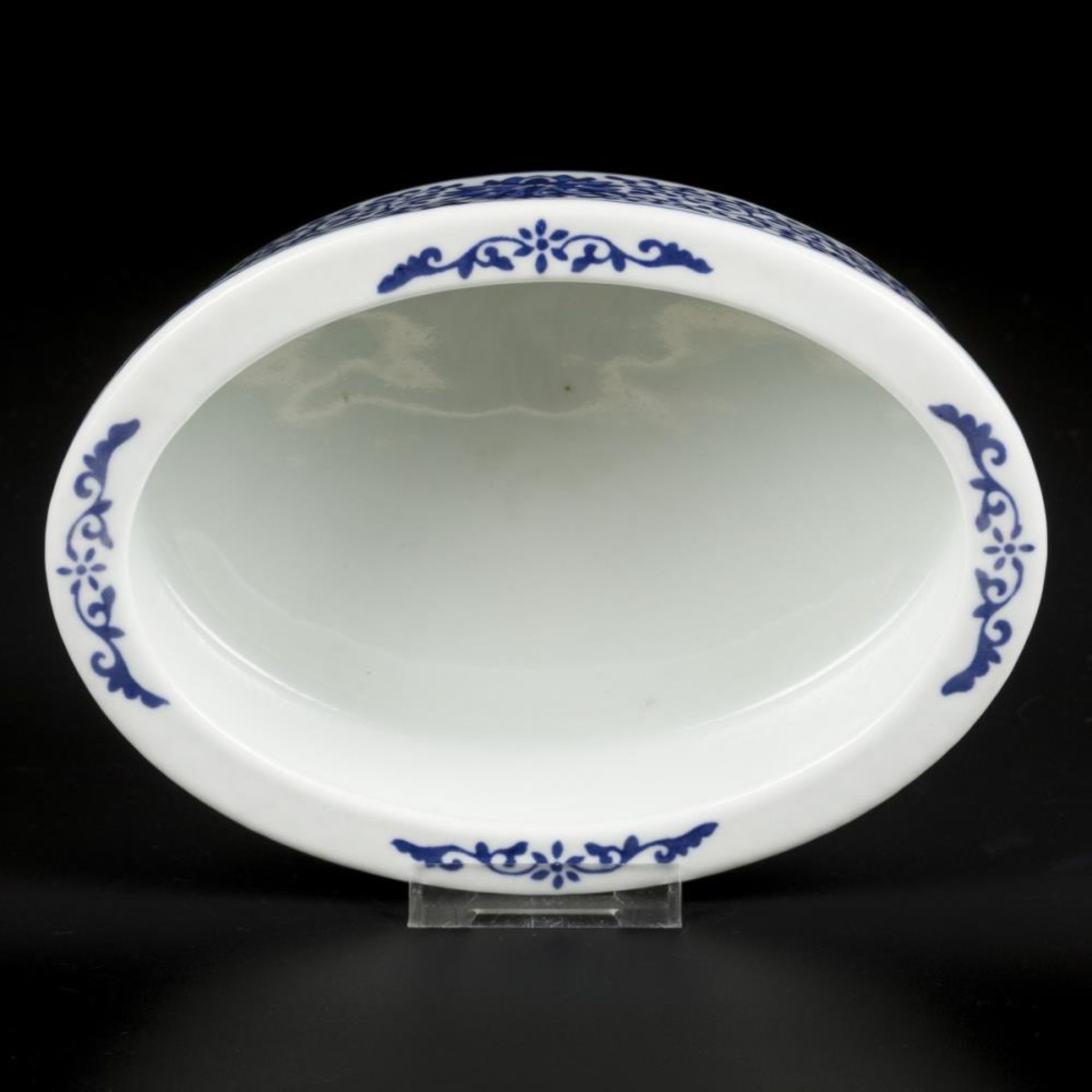 A porcelain jardinière with floral decoration, marked at the bottom " Jingdezhen ". China, 20th cent - Bild 2 aus 4