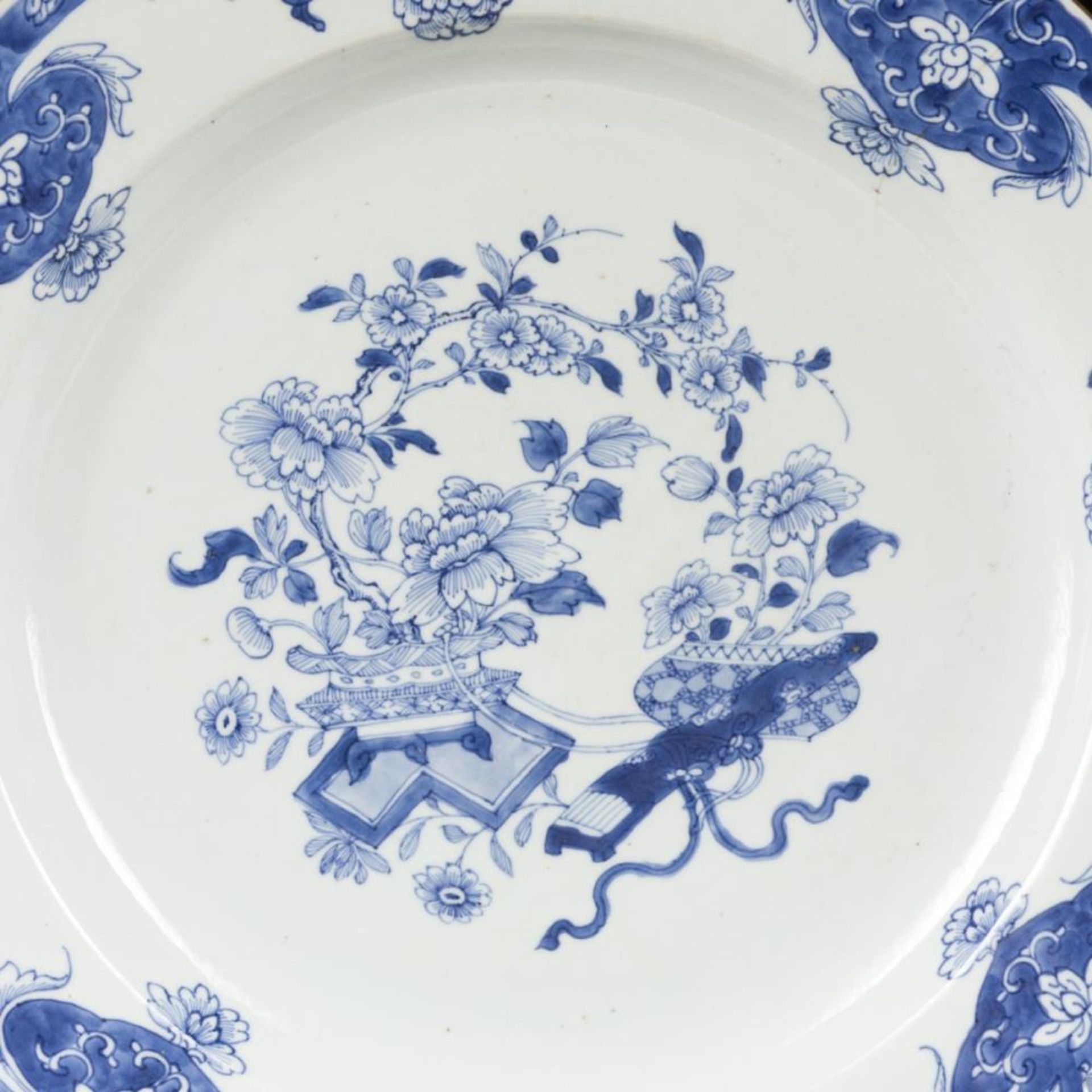 A porcelain dish decorated with antiques and flowers. China, Qianglong. - Bild 2 aus 3