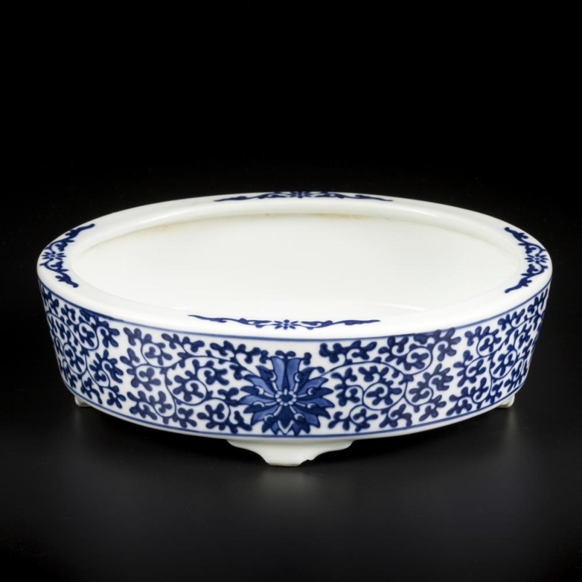 A porcelain jardinière with floral decoration, marked at the bottom " Jingdezhen ". China, 20th cent