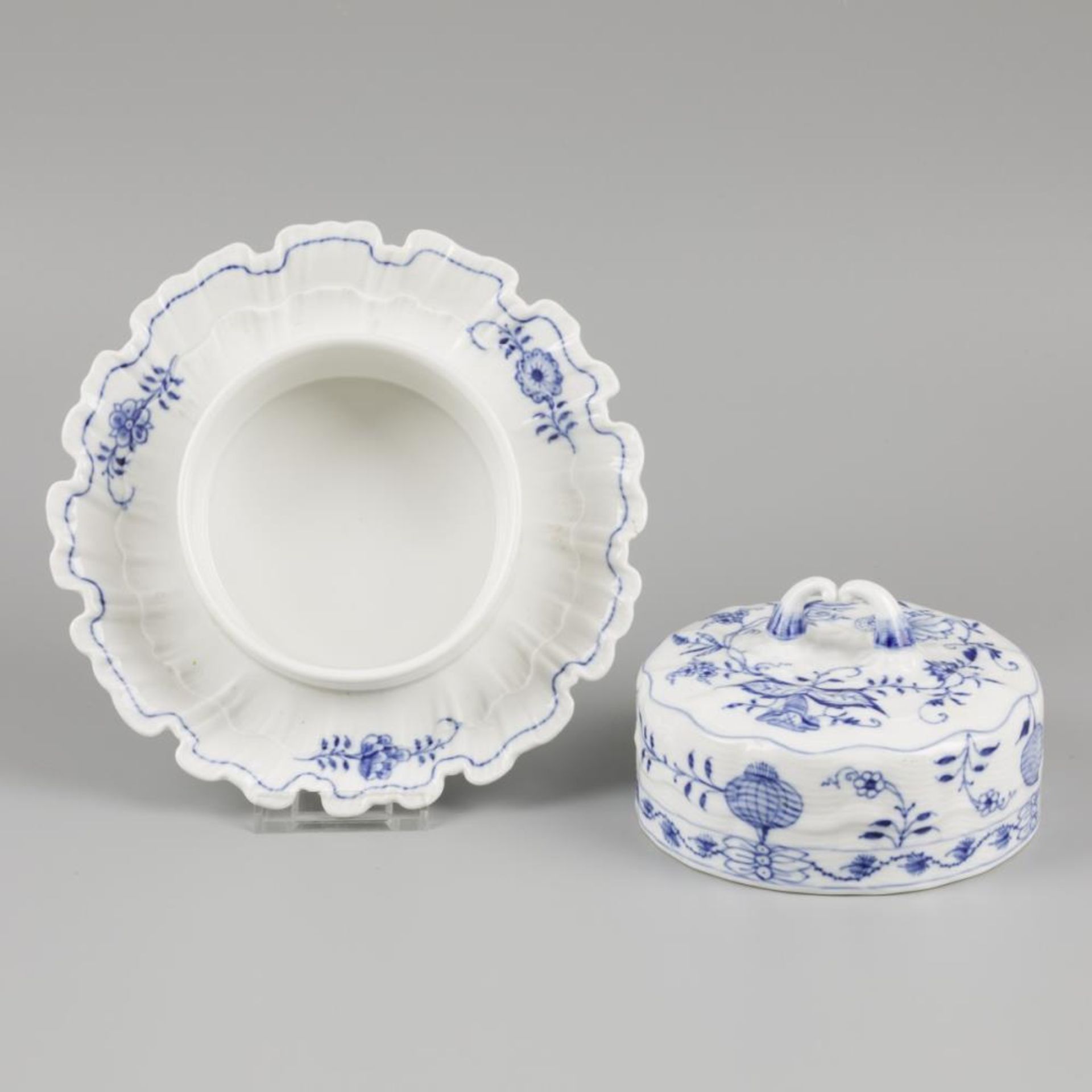 "Meissen", a butter dish with dome, Germany, 20th century. - Bild 2 aus 3