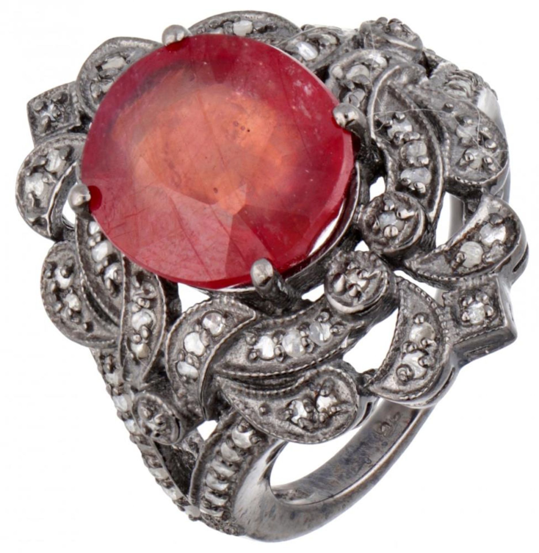 835 Silver ring set with ruby ​​and diamond.