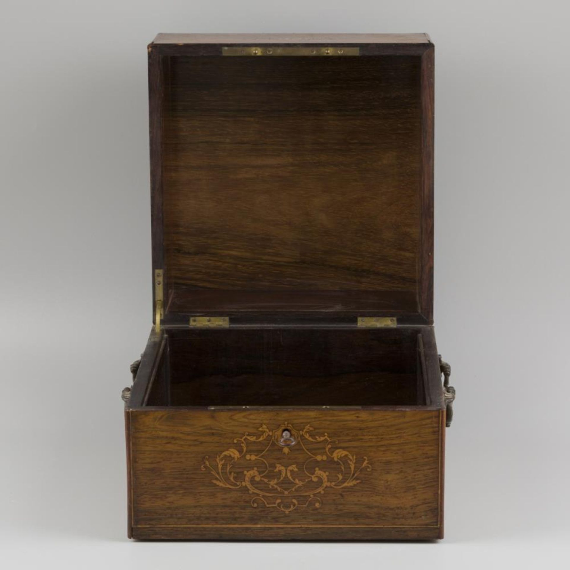 A rosewood box (liquor box?), England, 19th century. - Bild 2 aus 2