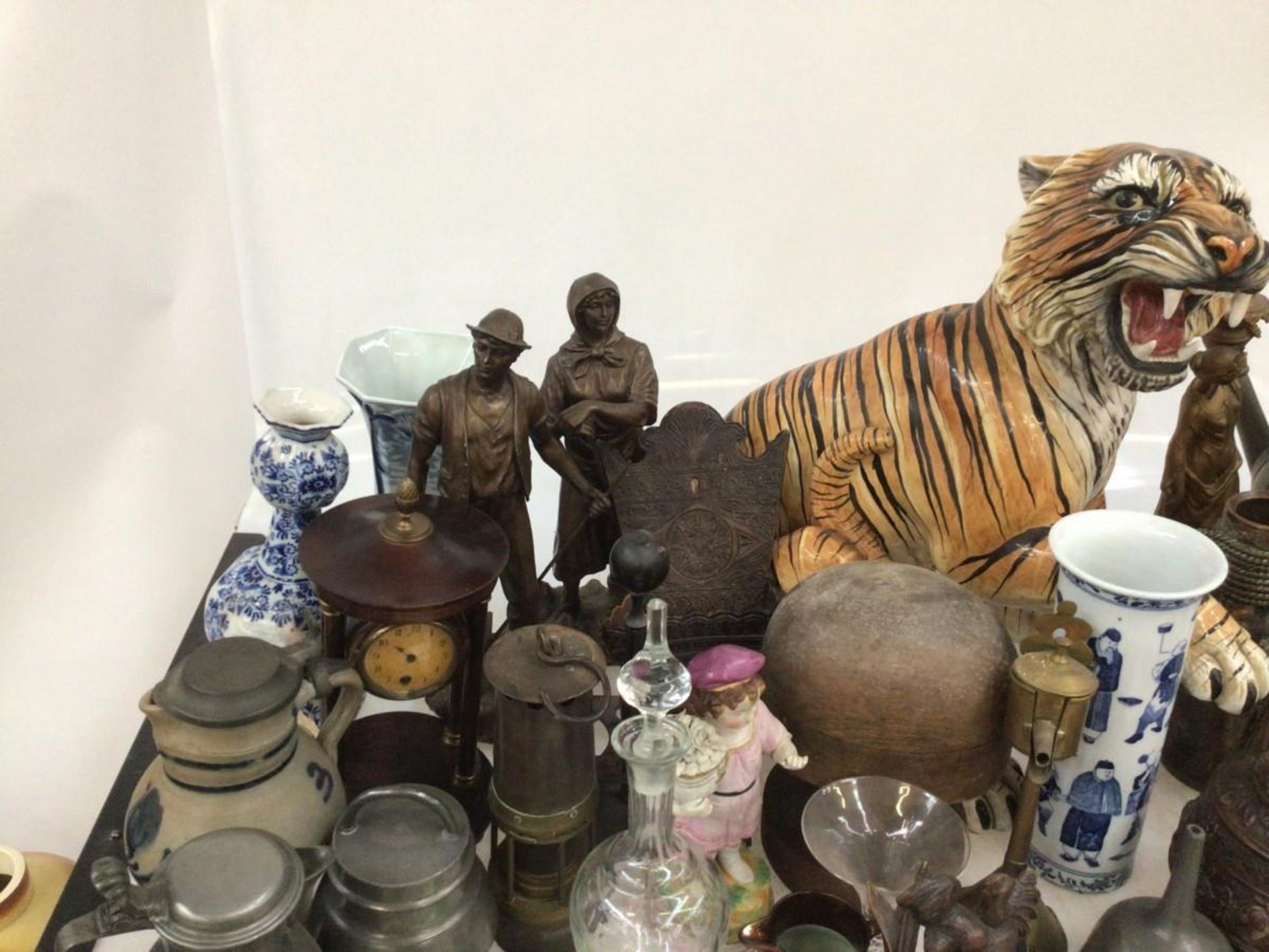 A large lot consisting of a glazed tiger (with damage), gourd vases, etchings, pewter and stonework. - Bild 2 aus 16