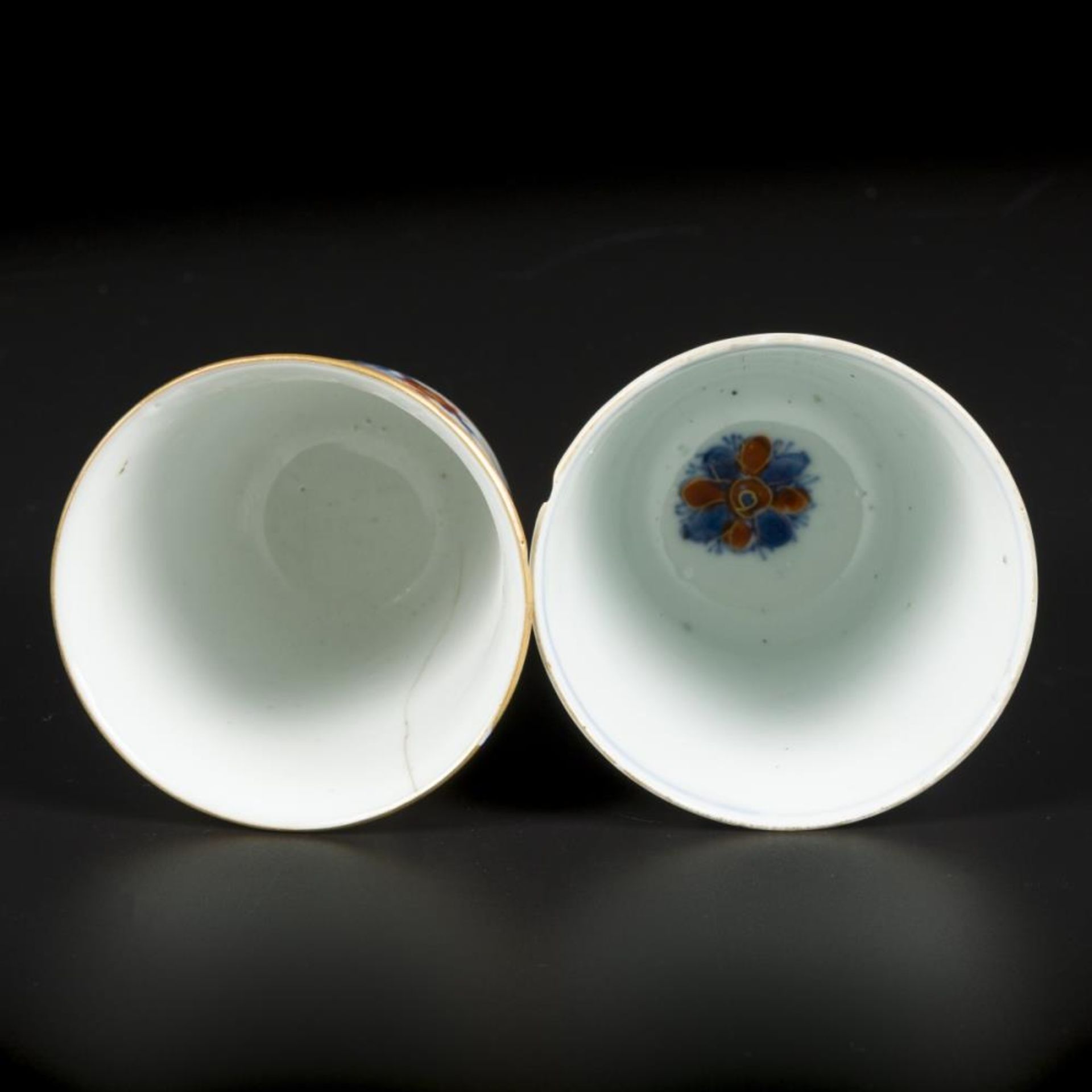 A lot of (2) porcelain Imari high cups. China, 18th century. - Bild 3 aus 3