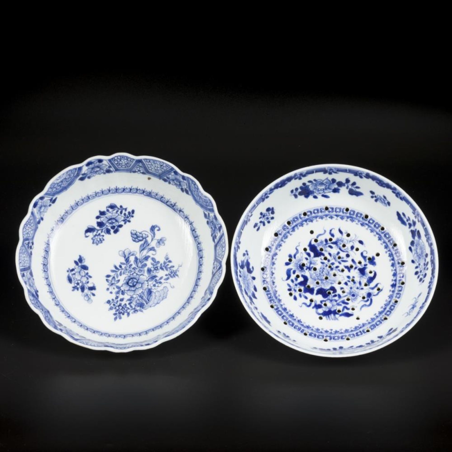 A porcelain bowl and a colander, both with floral decoration China, Qianlong 18th century. - Bild 2 aus 5
