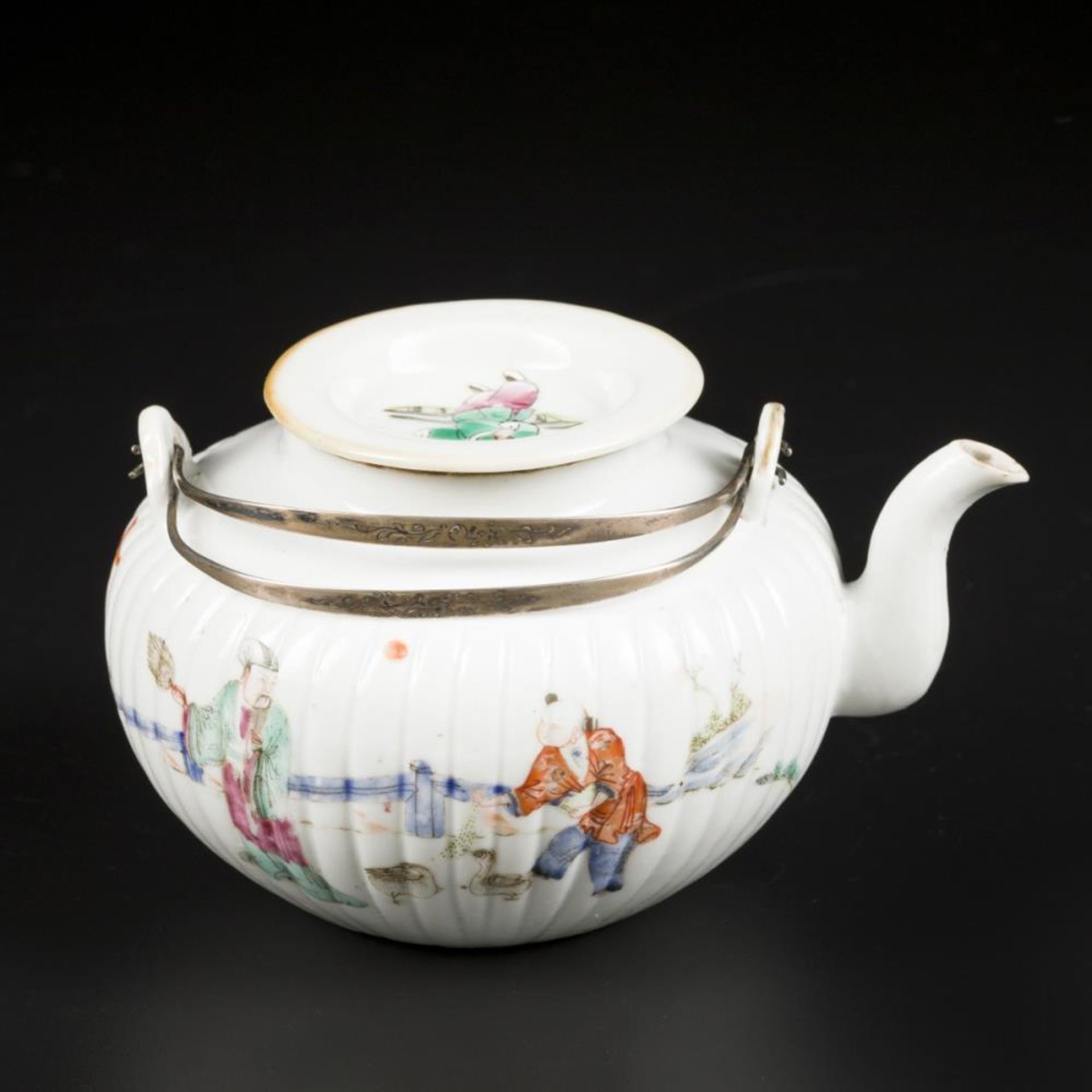 A porcelain famille rose teapot decorated with various figures. China, Republic period. - Bild 3 aus 6