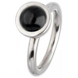 14K. White gold Bron 'Sushi' ring set with approx. 1.37 ct. onyx.