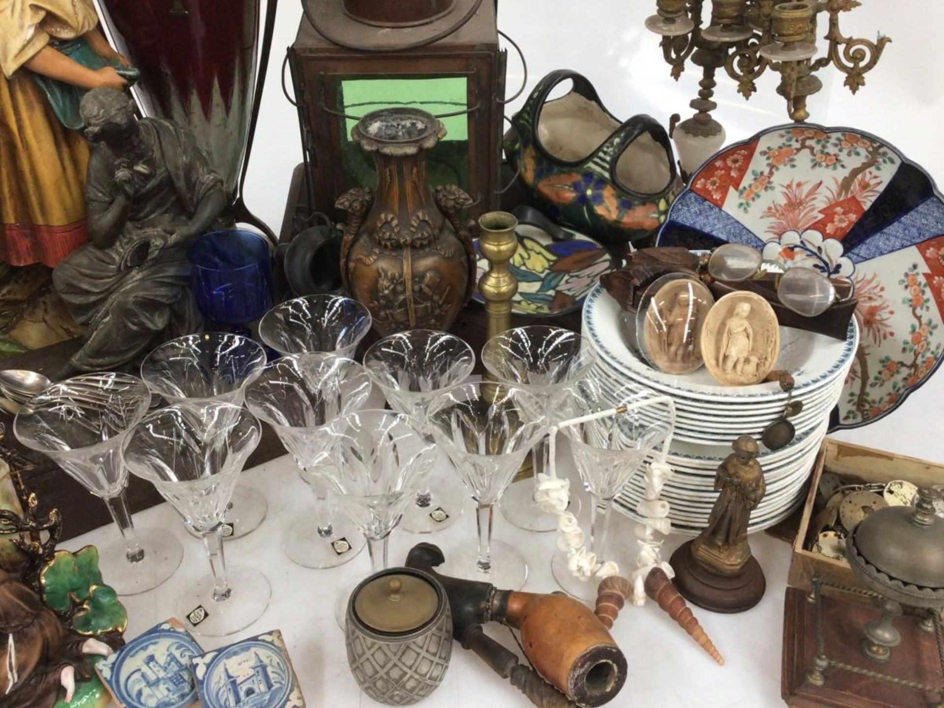 A lot with a cowbell, a ship's lantern, glass saucers, carafes, a few "Delft" tiles and glassware. - Bild 9 aus 16