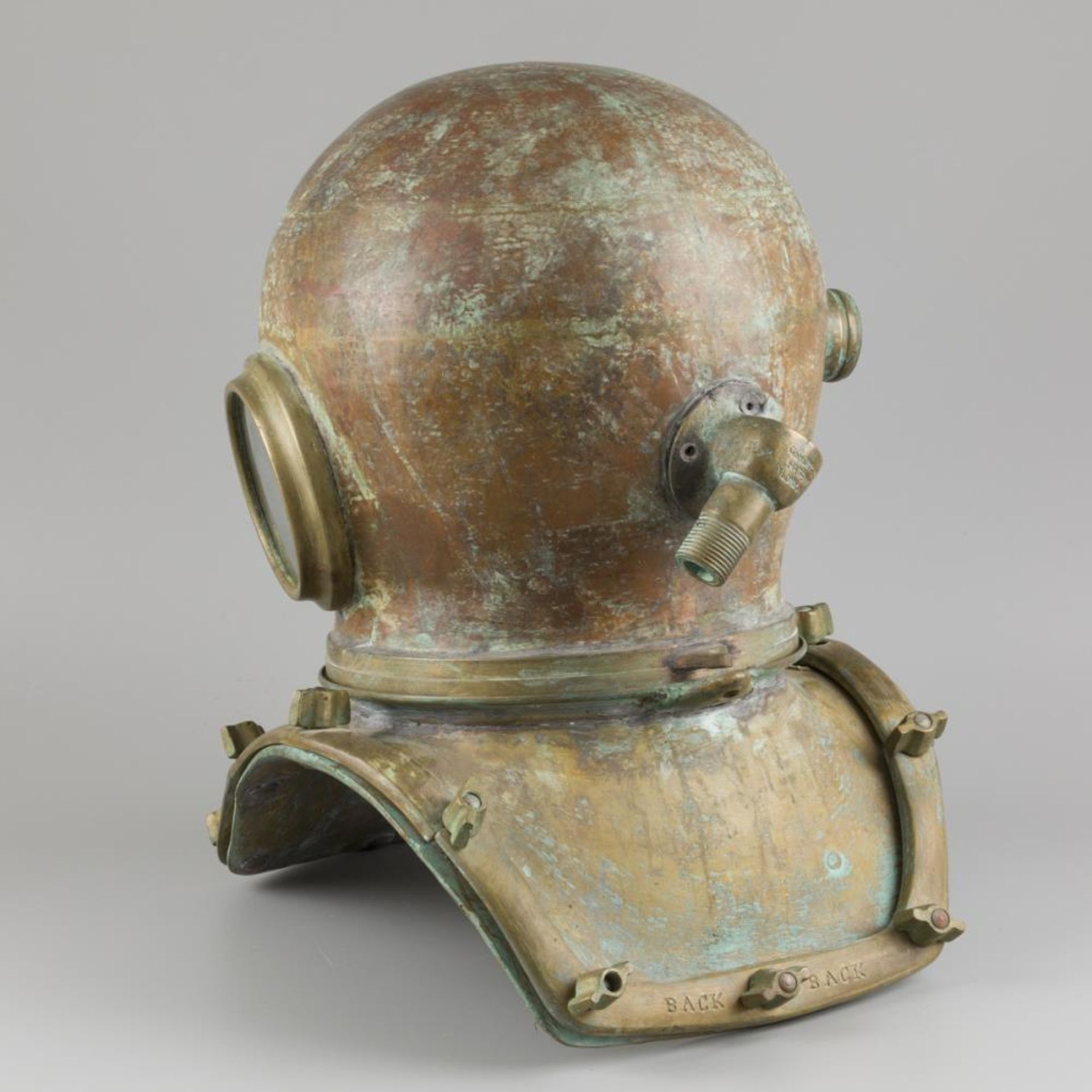 A 12-bolt brass diving helmet by C.E. HEINKE & Co. LTD, London, ca. 1930. - Bild 2 aus 3