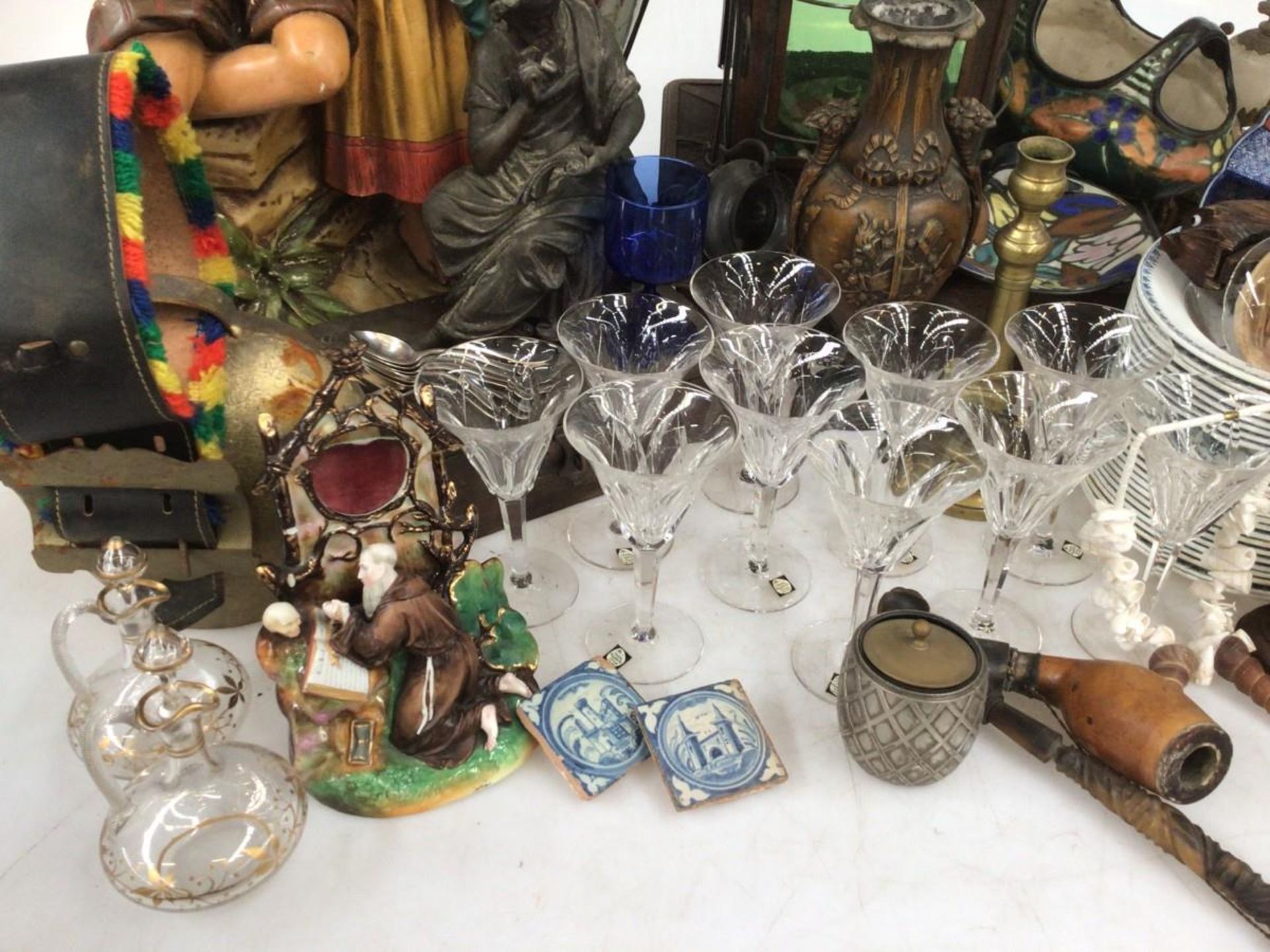 A lot with a cowbell, a ship's lantern, glass saucers, carafes, a few "Delft" tiles and glassware. - Bild 11 aus 16
