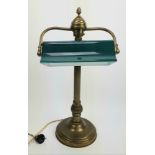 (Curiosa) Notarislamp Bureaulamp met groen glazen kap en messing voet Conditie: Lampenkap besch