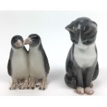 (Curiosa) Beelden, Royal Copenhagen Twee porseleinen beelden, een kat en een pinguïn. Royal Co
