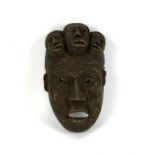 (Etnografica) Hout, decoratief masker met meerdere hoofden, Afrika Decoratief houten masker met