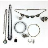 (Curiosa) Lot sieraden Divers lot sieraden waaronder drie kettingen, twee armbanden, twee hange