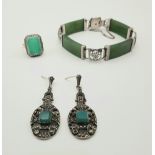 (Zilver) Zilver en o.a. jade, ring, armband en oorbellen Zilver en o.a. jade. Een lot van drie