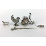 (Zilver) Lot miniaturen Vijf zilveren miniaturen waaronder een haan en een riksja. Conditie: In