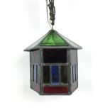 (Curiosa) Hanglamp Glas-in-lood hanglamp. Conditie: In goede staat, hoek tin los. Afmetingen: H