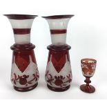 (Antiek) Lot Boheems glaswerk Boheems glaswerk bestaande uit twee robijn rode vazen en een borr
