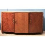 (Art Deco) Dressior Eiken-en wortelnotenhout Art Deco dressoir met natuurstenen blad, circa 193