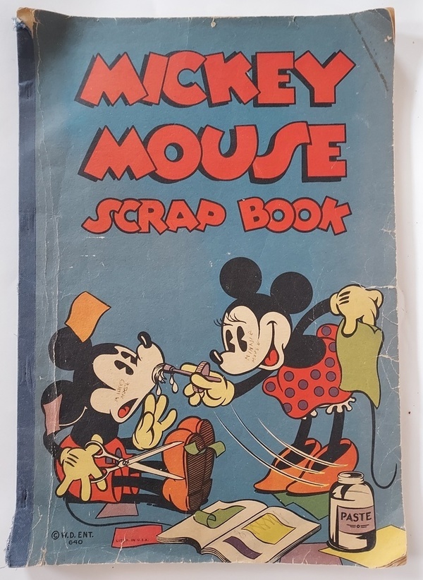 (Stripboeken) Disney scrab album Vroeg Mickey Mouse scrap album gevuld. Conditie: In gelezen s